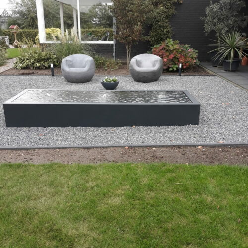 Betonnen zitelementen en tafel Stool 35 Het betonnen parkmeubilair uit de Stool-serie combineert een strak en organisch design met uitzonderlijke duurzaamheid, waardoor het perfect is voor zowel openbare ruimtes als horecaterrassen.
